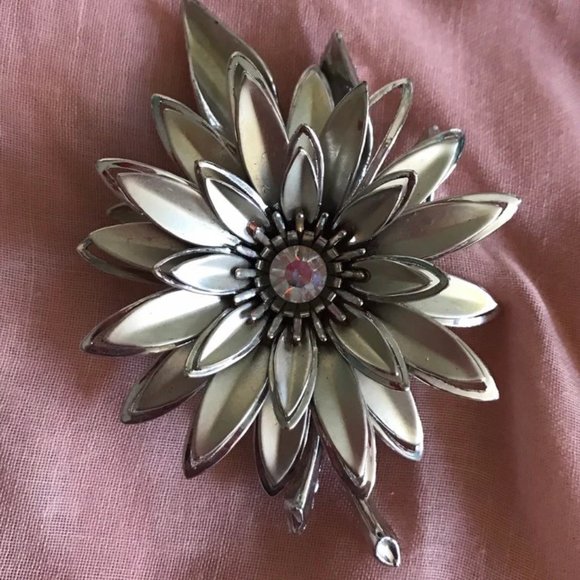 1960s Large Rhinestone Daisy Brooch and Earrings Set - VLV - Rockabilly Jewelry - Picture 2 of 5